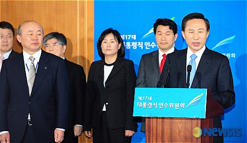 【서울=뉴시스】 10일 오전 서울 삼청동 대통령직인수위원회 대회의실에서 이명박 대통령 당선인(오른쪽)이 청와대 수석인사 결과를 발표하고 있다. 청와대 수석비서관으로는 외교안보수석 김병국 고려대 교수, 경제수석 김중수 한림대 총장, 사회정책수석 박미석 숙명여대 교수, 교육과학문화수석 이주호 사회교육문화분과위간사, 정무수석 박재완 인수위 정부혁신-규제개혁T/F팀장, 민정수석 이종찬 전 서울고검장, 국정기획수석 곽승준 인수위 기획조정분과위원, 대변인 이동관 현 인수위 대변인이 내정됐다. /남강호기자 kangho@newsis.com