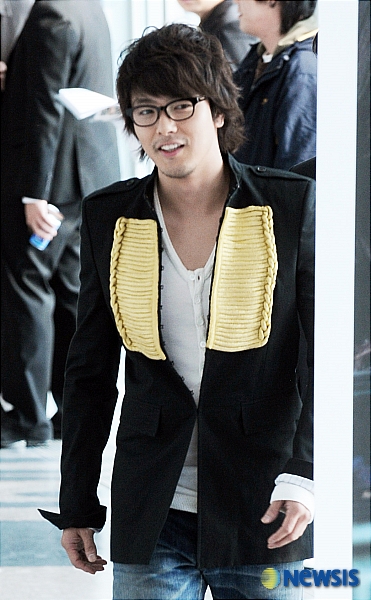 【서울=뉴시스】&nbsp; 19일 오후 SBS TV 드라마 '온에어' 제작발표회가 열린 목동 SBS 13층에서 '드라마 PD'역을 맡은 배우 박용하가 발표회장으로 입장하고 있다. /박종민기자 jmc@newsis.com
