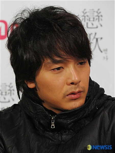 【서울=뉴시스】&nbsp; 28일 저녁 강남구 신사동의 한 클럽에서 열린 2008 '연가' 뮤직비디오 촬영현장에 참석한 박용하가 진지한 모습으로 이야기를 듣고 있다. /김종현기자 kim-jh@newsis.com