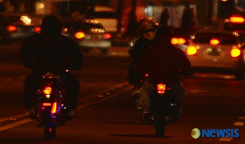 【서울=뉴시스】&nbsp;&nbsp; 경찰청이 오토바이 폭주족 집중 단속을 벌인 1일 새벽 폭주족들이 도로를 질주하고 있다.&nbsp; 경찰청은 29일 저녁부터 3.1절 새벽까지 서울, 부산 등 7대 도시, 수도권 일대, 전국 주요도시 등에서 단속을 실시한다.&nbsp; 또한 폭주족 리더에 대해서는 구속영장을 신청하고 오토바이 뒤에 탄 동승자에 대해서도 공동위험행위 방조 혐의를 적용해 처벌한다는 방침이다. /박주성기자 park7691@newsis.com