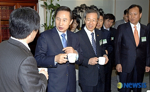 [서울=뉴시스]이명박 전 대통령(왼쪽 두번째)이 27일 오전 정부중앙청사에서 열린 법제처 업무보고에 앞서 이석연 처장 등 간부들과 커피를 마시며 환담하고 있다. 이석연 당시 법제처장은 왼쪽에서 세 번째. (사진=문화체육관광부 제공) 2025.09.22. photo@newsis.com