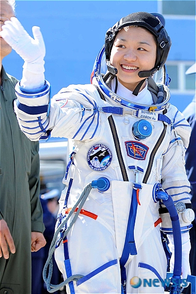 【바이코누르(카자흐스탄)=뉴시스】 8일 오후 8시 16분 27초에 소유즈 우주선을 이용해 한국인 최초로 우주 비행을 하게될 이소연씨가 카자흐스탄 바이코누르 국제우주정거장에서 우주선에 탑승 직전 손을 흔들어 보이고 있다. (사진=SBS 제공)/조수정기자 chocrystal@newsis.com