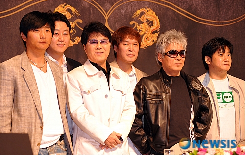 【서울=뉴시스】&nbsp; 16일 오전 조용필 40주년 기념콘서트 'The history 킬리만자로의 표범' 제작 발표회가 열린 프라자호텔 다이아몬드홀에서 조용필과 위대한 탄생 멤버들이 포즈를 취하고 있다. /전진환기자 amin2@newsis.com