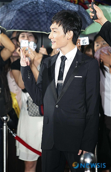 【서울=뉴시스】 ◇이문원의 문화비평 지난 4월20일부터 이틀 간 이뤄진 이명박 대통령의 방일은 큰 화제를 낳았다. 좋은 의미에서건 나쁜 의미에서건, 이전 대통령 방일과는 사뭇 다른 모습이었다. 그러나 와중 달라지지 않은 일도 있었다. 이번 대통령도 첫 방일에서 초난강을 만났다. 이명박 대통령은 21일 TBS 도쿄방송의 특집 프로그램 ‘뉴스23 스페셜 한국대통령과 당신과의 대화’에서 초난강을 만났다. 초난강은 5년 전 노무현 전 대통령의 첫 방일 때도 같은 프로그램 호스트를 맡아 능숙한 한국어를 구사했다. 어찌됐건 이런 일도 2대째가 되다보니 초난강의 위상도 조금 달라졌다. 프로그램 말미에 이 대통령은 “한국어를 더 공부하고 한국에서도 활약해 달라. 양국의 문화 교류에도 노력해 달라”고 주문했고, 이에 초난강은 “다리 역할을 하겠다”고 즉답했다. 초난강이 ‘대표적 친한파 일본연예인’에서 ‘한일 문화 교류 대사’로 새롭게 자리매김하는 순간이었다. 초난강은 사실 한국 대중에게 더 설명할 필요가 없는 일본연예인이다. 본명은 쿠사나기 츠요시고, 일본 최고의 남성 아이들(idol) 그룹 ‘스마프’ 멤버이며, 지난 2002년 한국 진출을 위해 ‘초난강’으로 한국용 예명을 지었다. 초난강의 ‘한국사랑’도 역시 유명하다. 어딜 가나 한국 얘길 꺼내고 한국에 대한 관심과 애정을 표명한다. 그러나 그런 만큼 꾸준히 의심을 받아오긴 했다. 한창 일본연예계에 ‘캐릭터’ 바람이 불었을 때, 밋밋한 자기 이미지를 보충하고자 ‘한국통’ 캐릭터를 끌어안은 것에 불과하다는 것이다. 실질적으로 초난강은 한국통 이미지 덕을 한국에서보다 일본에서 톡톡히 봤다. 한국어 교육 TV프로그램 ‘초난강’을 수년째 맡고 있고, 한국어 교본도 수차례 냈으며, 한국어로 연기하는 영화 ‘호텔 비너스’의 주연도 차지했다. 현재 출연 중인 TV드라마도 한국영화 ‘엽기적인 그녀’ 리메이크다. 한국을 조국 일본만큼이나 사랑한다는 초난강의 실체는, 물론 누구도 알 수 없다. 그리고 사실, 그런 것은 그다지 중요하지도 않다. 대중문화산업에서 중요한 것은 실체가 아니라 전략이다. 초난강이 아시아 대중문화산업에서 중요한 의미를 지니는 까닭도 그의 한국진출 전략이 하나의 롤모델로 작용하기 때문이다. 아시아 국가 간 연예인 진출 전략 롤모델이다. 초난강은 한국에서 아직까지도 한국 데뷔 시 붙은 굴욕 별명 ‘초난감’으로 통한다. 달라진 위상에도 불구하고 여전히 컬트 스타적 이미지가 굳어있으며, 여전히 그를 개그맨 정도로 인식하는 한국 대중도 많다. 이유는 자명하다. 그걸 ‘의도’했기 때문이다. 한국 데뷔곡 ‘정말 사랑해요’는 당시 한국 실정에 맞지 않는-사실상 어느 나라 실정에도 맞지 않는-촌스러운 복고 팝 넘버였다. 거기다 어눌하고 어색한 한국어 내레이션까지 더해 당시 ‘큰 웃음 주는 노래’로 통했다. 초난강의 무대 의상과 화장도 가히 ‘엽기적’이었다. 마치 엔카 가수 같은 화려한 원색 의상에 연지곤지 볼터치까지 했다. 도저히 일본 정상급 아이들의 모습이라곤 볼 수가 없었다. 그러나 그게 목적이었다. 웃으라고 부른 노래고, 웃으라고 한 의상과 화장이 맞다. 이 이미지를 이어 당시 방영 중이던 한 국내 시트콤에서 우스꽝스러운 연기도 보여줬다. 그렇다면 왜 이렇게까지 해야만 했을까. 정작 일본에서는 보여준 적 없는 엽기적인 이미지 -일본에서는 점잖고 부드러운 이미지다-를 왜 한국 진출 시에 택해야 했을까. 여기서 초난강의 전략이 드러난다. ‘한국을 소비하는 일본-한류, 여성, 드라마’의 저자 히라타 유키에는 초난강의 한국 데뷔 형태를 놓고, 일본 대중문화 아시아 진출에 있어 ‘젠더의 상징성 문제’로 해석하고 있다. 히라타는 “초난강이 가지고 있는 일본 남성이라는 요소도 한국에서 활동할 때 방해가 되는 것은 사실”이라 진단하며, “한국의 반일 감정을 고려해서 만들어진 한일 합작 드라마의 특성을 생각할 때, 초난강은 정상적인 일본 남성 가수나 배우로 등장하기에는 무리가 있었던 것”으로 보인다고 지적했다. “초난강의 한국 진출 방식은 남성성과 여성성의 역학과 민족 감정을 고려한 선에서 기획된 것”이라는 이야기다. 다시 말해 ‘남성’이라는 젠더가 지닌 ‘강함’ ‘완벽함’ ‘폭압성’ 등 이미지가 ‘일본’이라는 국가의 역사적 위치와 결합되면 당연히 거부감을 불러일으키므로 우회적 전략으로서 ‘희화화’를 택했다는 것이다. 초난강이 한국인들에게 큰 거부감 없이 받아들여졌던 것은, 그가 ‘일본 최고 남성 아이들 그룹 멤버’라는 위압적 타이틀 대신 ‘웃기는 일본연예인’ 이미지를 덮어썼기 때문이다. 나아가 ‘일본 남성’의 이미지 자체도 희석시켰기 때문이다. 그는 우습고, 굴욕 당했으며, 알 수 없는 이유로 인해 한국을 사랑하는 것으로 보인다. 약자의 짝사랑이지 강자의 문화지배가 아니다. 그래서 그가 매번 한국 대통령을 만나 환담을 나누어도, 한국 진출 희망을 표명해도 ‘넘어가는 것’이다. 흔히 ‘강자’로 인식되던 대상이 언더도그 이미지로 다가오는 데 대한 쾌감도 더해 쉽게 호감 캐릭터가 되어버린다. 6년 전 시도된 이 ‘초난강 전략’은, 사실상 ‘지금’ 우리가 새로이 주목해 볼 필요가 있다. 한류는 지금 아시아권으로부터 전폭적인 블로킹을 당하고 있다. 중국에서는 한국 TV드라마 방영 제한 조치까지 나왔다. 액면 그대로는 자국 문화산업 위기감 탓이지만, 이를 ‘젠더의 상징성 문제’로 다시 생각해볼 수도 있다. 한국이 내민 카드는 잘 포장된 ‘한국 남성’을 무기로 삼는다. 중국 한류의 시작은 안재욱이었고, 일본 한류의 핵은 여전히 ‘욘사마’ 배용준이다. 그러나 이런 패턴이 고착화되면 문제가 생긴다. 어느 나라건, 외국 ‘남성’이 자국 여성을 끌어들이며 자국 문화를 공략하는 현실에 민감해하지 않을 수 없다. 이는 단순한 문화지배가 아니라 ‘민족지배’로 보일 가능성이 있다. 지금쯤이면 한국도 한류 전략에 있어 ‘젠더’를 재편해야 할 필요가 생겼다는 이야기다. 그렇다고 ‘초난강 전략’을 바로 대입하긴 힘들다. ‘우스운 남성’ ‘긴장감을 주지 않는 남성’이라는 코드는 사실 ‘정말로’ 해외진출용이라 보긴 힘들다. 인지도를 넓히긴 쉽지만, 아직까지 상업성을 얻어내긴 힘들다. ‘초난강 전략’은 해외 시장에서의 높은 인지도를 바탕으로 자국 활동을 재편하려는 목적이었다. 그러나 한류는 철저히 해외진출용 전략이다. 해외활동으로 인해 반동을 얻어낼 자국시장은 점차 영역이 축소되고 있다. 한국은 한류를 ‘여성’ 중심으로 재편해야 한다는 결론이다. 여성의 부드러운 이미지를 통해 문화지배적·민족지배적 색채를 가능한 지워야 한다. 여성의 부드러운 이미지는 옴진리교 등 사이비 종교 홍보에까지 이용될 정도로 효과가 강하다. 이를 적극 활용하면, 새로운 시장이 드러날 수 있다. 이미 그 초기 현상도 나타났다. 한류 붐이 한풀 꺾인 2004년 무렵, 중화권 최고 시청률을 보인 드라마는 ‘대장금’이었다. 반면 최악의 시청률은 ‘허준’이 차지했다. 같은 사극이지만, 여성 선호 현상이 확실히 나타나기 시작한 것이다. 일본 역시 ‘겨울연가’에 이은 한류 2차 붐은 ‘대장금’이 터뜨렸고, 아직 그만한 후속타는 나오지 않고 있다. 아시아 대중문화산업은 이제 ‘한 몸’으로 돌아가기 시작했다. 한류가 그 물꼬를 텄다. 이제부턴 철저히 전략 싸움이다. 승리는 가장 많은 아이디어를 갖고 가장 재빨리 움직이는 자의 것이다. 지금 초난강으로부터 드러난 아이디어는 ‘미래한류는 여성’이라는 화두다. 이제 움직이는 일만 남았다./대중문화평론가 fletch@empal.com