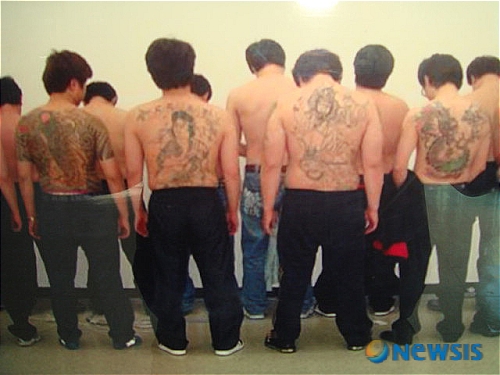 【대구=뉴시스】&nbsp; 28일 대구경찰청 광역수사대는 조직폭력배를 결성하고 건설회사를 찾아가 위세를 가하며 수억원을 빼앗은 박모씨(46) 등 7명을 폭력행위 등 처벌에 관한 법률 위반 등의 혐의로 구속하고 전모씨(27) 등 12명을 같은 혐의로 불구속했다. (사진=대구경찰청 광역수사대 제공)/공정식기자 gong@newsis.com <관련기사 있음>