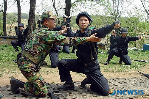 【화성=뉴시스】&nbsp; 육군 51사단은 지난달 25일부터 경기도 지방경찰청 소속 전투경찰 교관,조교요원 50여명을 대상으로 병 기본 훈련을 지원했다.&nbsp; 이번 교육은 51사 작전지역에 위치한 경찰서 요청으로 이뤄진 것으로 전투경찰 대원의 전투기술 숙달로 실전 대응능력을 배양하고 군.경 협조체계를 강화해 통합방위 작전태세 완비를 한 단계 격상시키는 계기가 되고 있다.(사진=51사단 제공) /강종민기자 ppkjm@newsis.com