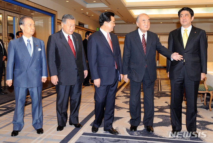 [도쿄(일본)=AP/뉴시스]지난 2008년 5월 8일 후진타오 전 중국 국가주석(가운데)이 도쿄를 방문해 일본의 전 총리들과 조찬 회동에 앞서 이야기를 나누고 있다. 가장 왼쪽의 푸른색 정장을 입은 사람이 가이후 도시키 전 총리, 가장 오른쪽의 노란색 넥타이를 착용한 사람이 아베 신조 전 총리다. 가이후 전 총리는 지난 9일 사망한 사실이 알려졌다. 향년 91세. 2022.01.14.
