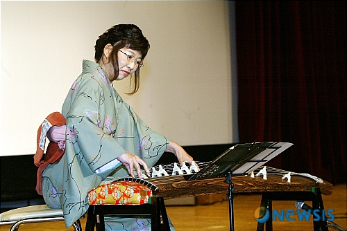 【제주=뉴시스】&nbsp; 제주도와 제주출입국관리사무소가 공동 주최한 제1회 세계인의 날 기념식이 20일 오전 11시 제주시 한라아트홀 대극장에서 열린 가운데 결혼이민자 네트워크 총무인 아요야마 치요꼬씨가 일본 전통현악기인 고토 연주를 하고 있다. /정재환기자 jungjh@newsis.com <관련기사 있음>