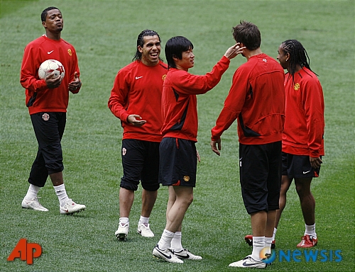 [모스크바=AP/뉴시스] 2007~2008 챔피언스리그 결승전을 앞두고 훈련 중인 박지성과 맨유 선수단. 2008.05.20.