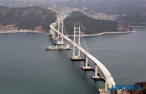 【창원=뉴시스】&nbsp;&nbsp; 준공식을 앞둔 마창대교가 19일 모습을 드러냈다. 마창대교를 포함한 마산만 횡단도로는 국도 2호선 대체우회도로로 경남 마산시 현동에서 창원시 양곡동까지 10.5㎞에 이른다. 이 가운데 해상교량인 마창대교는 1.7㎞로 민자사업으로 완공됐다.&nbsp;&nbsp; 특히 해상교량인 마창대교는 740m의 사장교와 양쪽 접속교량 2개로 구성됐다. 수면에서 상판까지 높이가 68m로 세계 최고를 자랑한다는 게 경남도의 설명이다. 이 교량은 기상 재난에 대비해 내진설계는 태풍 '매미' 당시 풍속인 초속 38m/sec의 2배가 넘는 78m/sec까지 견디도록 설계됐다. (사진=경남도청 제공) /김해연기자 haykim@newsis.com