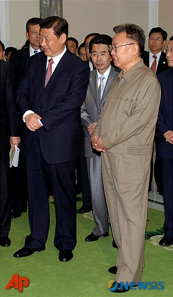【평양=AP/뉴시스】지난 2008년 6월18일 시진핑(習近平) 부주석이 북한 평양을 방문, 김정일 북한 국방위원장과 나란히 서 있다. 이 사진은 당시 조선중앙통신이 제공한 것이다. 시진핑의 5세대 중국이 펼칠 한반도 정책은 '연속'과 '변화'라는 두 가지 키워드로 요약할 수 있을 것으로 보인다.