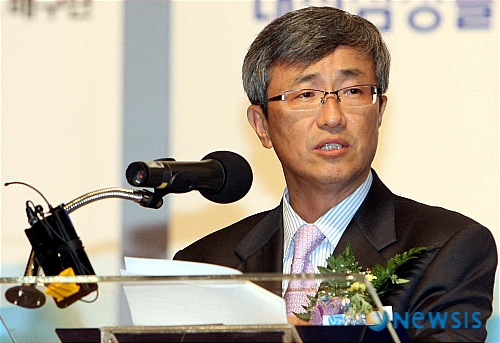 【서울=뉴시스】&nbsp; 1일 서울 강남구 삼성동 소재 한국전력 한빛 홀에서 열린 한국배구연맹 제2대 총재 취임식에서 이동호 총재가 취임사를 낭독하고 있다. (사진=한국배구연맹 제공)/허경기자 photo@newsis.com