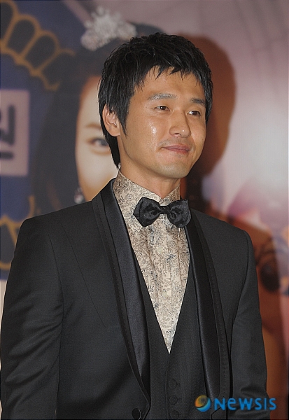 【서울=뉴시스】&nbsp; 2일 오후 서울 라마다 서울 호텔 에서 열린 MBC드라마 '대한민국 변호사'(연출 윤재문 극본 서숙향) 제작발표회에서 주연배우 이성재가 포즈를 취하고 있다. /이한석기자 fordera@newsis.com