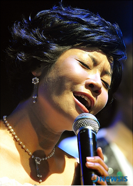 【서울=뉴시스】&nbsp; 개그우먼 김미화가 객원가수로 참여하는 재즈밴드 프리즘의 음반발매 쇼케이스가 15일 오후 서울 청담동 블루문에서 열린 가운데 김미화가 멋진 노래를 선보이고 있다. /조수정기자 chocrystal@newsis.com