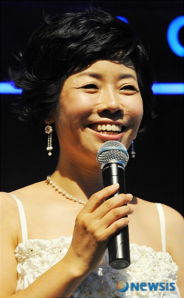 【서울=뉴시스】&nbsp; 개그우먼 김미화가 객원가수로 참여하는 재즈밴드 프리즘의 음반발매 쇼케이스가 15일 오후 서울 청담동 블루문에서 열린 가운데 김미화가 취재진의 질문에 답하고 있다. /조수정기자 chocrystal@newsis.com