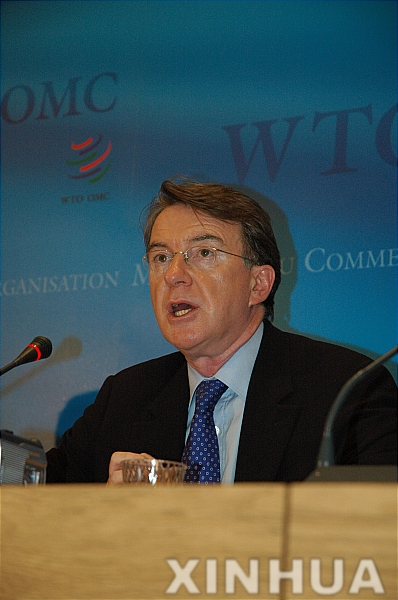 엡스타인 섬서 '속옷 차림' 포착…英 만델슨, 16년 로비제국 몰락