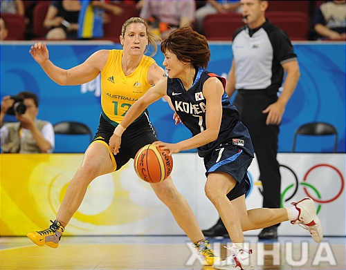 [베이징=신화/뉴시스] 13일 베이징올림픽농구경기장에서 열린 여자농구 호주와 한국의 경기에서 한국의 진미정(오른쪽)이 호주의 벨린다 스넬을 제치고 공격하고 있다. 한국은 호주에 62-90으로 패하여 2패를 기록했다.