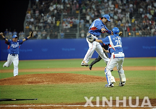 【베이징=신화/뉴시스】 23일 저녁 베이징우커송야구장에서 열린 야구 결승 한국과 쿠바의 경기에서 우승한 한국 선수들이 얼싸안으며 기뻐하고 있다.