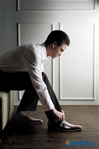 【서울=뉴시스】 여름의 끝자락, 패션리더라면 새로 나온 가을 신상품 하나쯤 장만할 시기에 올 가을에는 심플한 디자인 보다는 과감한 장식이 부각되는 복고풍 스타일이 대세를 이룰 것으로 전망된다. (사진=금강제화 제공)/천금주기자 juju79@newsis.com <관련기사 있음>