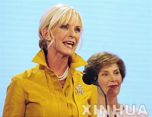 매케인 사망으로 궐석된 의원직 후임은?…부인 신디 유력 