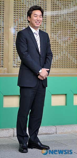 【서울=뉴시스】&nbsp; 아나운서 윤인구가 28일 오후 서울 신라호텔에서 열린 스타 커플 권상우,손태영의 결혼식에 참석해 자리를 빛냈다. /노용헌기자 yhro95@newsis.com