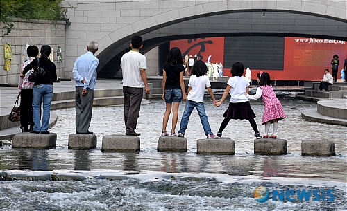 핵가족 시대 속 3대가 화목…가정의 달 의미 되새겨