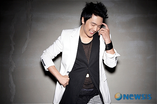 【서울=뉴시스】&nbsp; 가수 겸 탤런트 박용하(31)의 일본 아레나 투어 콘서트 입장권이 동났다. 12월 3일 요코하마 아레나, 12월 20·21일 도쿄 무도관, 내년 1월8일 오사카 홀에서 열리는 공연 티켓이 예매 7시간 만에 4만석 모두 매진됐다.&nbsp; 2006년 아레나 투어 콘서트 이후 2년9개월 만에 일본에서 여는 단독 콘서트다. 박용하 소속사 요나엔터테인먼트에 따르면, 박용하는 당초 12월3일부터 3회 공연을 예정하고 있었다. 그러나 4만석이 꽉 차자 21일 1회 공연을 추가했다. 4차례에 걸친 박용하의 무대로 5만명이 몰릴 전망이다.&nbsp; 박용하는 2004년 일본에서 가수로 데뷔, 이듬해 한국 가수로는 처음으로 일본 골든디스크상 신인상을 받았다. 올해 7월 1년 만에 내놓은 6번째 싱글은 발매 당일 오리콘 차트 3위까지 올랐다.&nbsp; 박용하 측은 “아레나 투어 준비와 함께 11월에 발표할 일곱 번째 싱글과 정규 음반을 준비하고 있다”고 전했다./유상우기자 swryu@newsis.com 