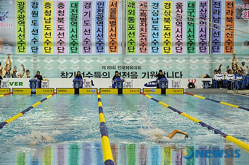 【목포=뉴시스】&nbsp; 11일 전남 열린 제89회 전국체육대회 수영 여자 일반부 자유형 400m 결승에 참가한 선수들이 역영을 하고 있다. /송기홍기자 khphoto@newsis.com