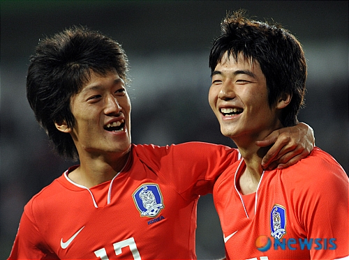 【수원=뉴시스】 11일 오후 국가대표축구 평가전 한국 대 우즈베키스탄의 경기가 열린 수원월드컵경기장에서 한국 기성용(오른쪽)이 전반 선제골을 넣고 볼을 어시스트해준 이청용과 밝게 웃고 있다. /전진환기자 amin2@newsis.com