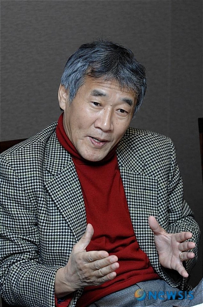 【서울=뉴시스】&nbsp; 소설가 최인호(63)씨가 암 수술을 받고 투병 중이다. 올 봄 침샘암 진단을 받고 수술을 마친 뒤 해외에서 요양 중인 것으로 알려졌다.&nbsp; 최씨는 항암 치료를 위해 월간 ‘샘터’에 기고해온 소설 ‘가족’ 집필을 8월부터 중단했다. 병세가 호전되면 1월부터 다시 연재할 계획이다.&nbsp; 최씨는 최근 성장소설 ‘머저리 클럽’을 출간했다. 4월에도 에세이 ‘산중일기’를 쓰는 등 왕성하게 활동해왔다. KBS 1TV 역사 다큐멘터리 ‘최인호의 역사추적-제4의 제국 가야’에 참여하기도 했다./윤근영기자 iamygy@newsis.com 