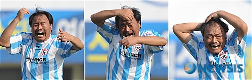 【서울=뉴시스】  가수 라이브팀의 김흥국이 18일 목동구장에서 열린 2008 피스스타컵 플레이오프 1차전 모델 롱다리팀과의 경기에서 전반 프리킥으로 동점골을 성공 시키고 세리모니를 하고 있다. /스포츠월드 전경우기자 제공