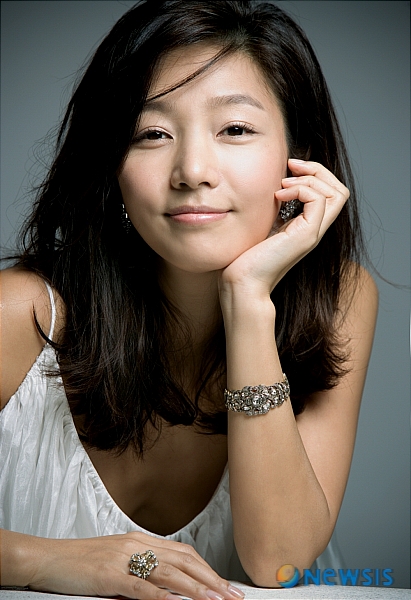 【서울=뉴시스】&nbsp; 영화배우 장진영(36)이 예당엔터테인먼트와 다시 계약했다.&nbsp; 예당은 23일 “건강상의 이유로 잠정 활동 중단을 선언한 장진영과 2년간 전속 재계약을 체결했다”고 밝혔다.&nbsp; 예당은 “장진영 재계약 방침은 예전부터 계획됐다”며 “한국 영화 및 연예계 발전에도 많은 공헌을 한 장진영의 빠른 쾌유에 모든 노력을 아끼지 않을 것”이라고 강조했다.&nbsp; 장진영은 최근 건강검진에서 위암으로 판정 받고 치료에 전념하고 있다&nbsp; 장진영은 “배우와 소속사간의 전속관계를 떠나 진심이 담긴 가족의 정을 느낄 수 있었다. 소중한 관계를 이어갈 수 있어서 정말 행복하다”고 전했다. “소속사 식구들을 비롯, 많은 격려와 응원에 큰 힘을 얻고 있다. 하루 빨리 내 자리로 돌아올 수 있도록 최선을 다할 것”이라는 각오다.&nbsp; 예당 관계자는 “추측성 여론으로 인한 확대 해석의 우려가 있어 보안을 유지한 채 치료에만 전념하고 있다”며 “굳은 신념으로 다시 일어 설 것을 약속하는 장진영에게 진심 어린 기도를 부탁한다”고 호소했다./유상우기자 swryu@newsis.com