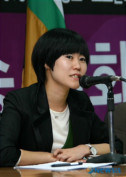【암만(요르단)=뉴시스】&nbsp; 한국, 요르단 문화교류의 첫발을 딛는 한-요 문학교류행사가 12일과 13일 양일간 암만에서 열렸다.&nbsp; 한국문학번역원과 요르단대학교 한국어과, 주 요르단대사관, 한국-중동협회에서 주관한 이번 행사에 한국문인대표로 시인 정희성氏와 소설가 하성란, 김애란氏가 참석했다.&nbsp; 첫날 요르단작가협회를 방문한 이들은 요르단 문인들 및 현지기자들과 간담회를 가졌다.&nbsp; 이 자리에서 정희성 시인은 양국은 1962년 국가수교 이후 경제교류에 중점을 둔 나머지 문화를 공유하는 일에 소홀했다고 말하고, 앞으로 문학교류를 통해 양국뿐만 아니라 인류에 기여할 수 있게 되기를 바란다고 밝혔다.&nbsp; 이에 요르단 작가협회 “사우드 꾸베일랏” 회장은 한국과 요르단은 떨어진 거리만큼이나 서로에 대해 잘 모르는 것이 사실이라며, 한-아랍 문학포럼 및 문학축제, 양국 문학인들의 방문 등을 제안했다.&nbsp; 이날 한-요 문인들은 문학교류의 중요성을 공감하고, 한국과 아랍문학의 발전을 위해 함께 노력해 나갈 것을 약속했다.&nbsp;&nbsp; 둘째날은 요르단대학교 문과대학에서 학생들의 시낭송대회와 한국작가들의 강연회가 열렸다. 한국어 전공학생 및 교양과목 수강학생들이 정희성 시인의 작품을 한국어로 낭독하며 그간 갈고 닦은 한국어 실력들을 뽐냈다.&nbsp; 이어진 작가들의 작품소개와 낭독회는 학국문학을 처음 접하는 참석자들에게 신선함을 선사했다.&nbsp;&nbsp; 한국문학번역원 곽현주 팀장은 한국과 아랍 간 문학교류의 핵심과제는 작품의 활발한 번역이라고 말하고, 이를 위한 인재육성에 힘을 기울여야 한다고 밝혔다. /채정병특파원 press@newsis.com