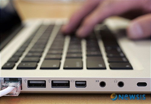 【서울=뉴시스】&nbsp; 인터넷 불법·유해정보 신고 가운데 으뜸은 음란, 선정성 관련 민원이었다.&nbsp; 14일 방송통신심의위원회(위원장 박명진)는 10월 한 달 동안 접수한 인터넷 불법·유해정보 6314건을 분석, 발표했다.&nbsp; 전체 불법·유해정보 신고는 6314건으로 9월 5118건보다 1196건(23.4%) 증가했다. 음란·선정성 관련 신고가 2634건(41.7%)으로 가장 많았다. 전월 대비 1082건(69.7%)이 늘었다.&nbsp;&nbsp; 방통심의위는 “인터넷 모니터링 제도인 사이버 패트럴의 10월 기획신고 주제를 ‘성매매 조장 정보’로 선정, 권고한 것이 음란·선정성 정보 신고 증가의 요인으로 작용했다. 또 청소년희망재단이나 누리캅스와 같은 기관을 통한 음란·선정성 정보에 대한 신고도 증가하고 있기 때문”이라고 밝혔다.&nbsp; 권리침해 관련 신고가 1454건(23%)으로 두번째로 많았다. 9월에 비해 1021건(235.8%) 증가한 수치다. 연예인 자살사건, 멜라민 사건과 관련해 개인·기업·단체를 비방하는 게시물로 인한 신고가 주를 이뤘다.&nbsp; 방통심의위는 “권리침해로 분류되는 명예훼손 정보의 경우 8,9월에 비해 상당한 증가를 보이고 있다. 이는 최근 네티즌들에 의한 정치인, 기업, 단체에 대한 비방 글이 많아지고 있으며 방송통신심의위원회를 통해 명예훼손 글에 대한 심의가 가능하다는 것이 많이 알려진 것과 더불어 권리침해의 정보에 대해 인터넷사업자들의 자체적인 판단보다는 방송통신심의위원회를 통해 판단을 받으려는 경향 등이 증가했기 때문”이라고 설명했다.&nbsp; 사회질서 위반 관련 신고 1068건(16.9%), 사행심조장 관련 신고가 1044건(16.5%)으로 뒤따랐다.&nbsp; 30대가 유해 정보를 가장 적극적으로 신고했다. 신고 6314건 중 10대 112건(1.8%), 20대 759건(12%), 30대 3973건(9.2%), 40대 639건(10.1%), 50대 이상 831건(13.2%) 순이다.&nbsp; 방통심의위는 “불법·유해정보에 대한 접촉기회가 많고 사회적 현상 등에 관심이 많은 30대의 신고실적이 높은 반면, 10대 청소년의 신고실적이 저조해 대조적인 모습을 보인다. 10대 청소년 대상으로 인터넷상 불법·유해정보 유통방지 관련 홍보 및 교육의 필요성 높은 것으로 판단된다”고 전했다./이민정기자 benoit0511@newsis.com 