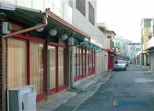 【포항=뉴시스】 25일 성매매특별법과 관련 집창촌에 대한 경찰의 단속이 강화되고 있다. 경북 포항시 포항역 부근 집창촌 두곳에는 경찰의 단속으로 찾는 발길이 뚝 끊어졌다. /최창호기자 cch7907@newsis.com<관련기사있음>