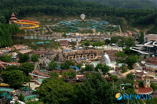【용인=뉴시스】 세계 테마파크 협회에서 수여하는 머스트씨 워터파크(Muse-See Waterparks) 상을 수상한 국내 최고의 워터파크인 에버랜드 '캐리비안 베이 와일드 리버'의 전경. (사진=에버랜드 제공)/김경호기자 kgh@newsis.com <관련기사 있음>