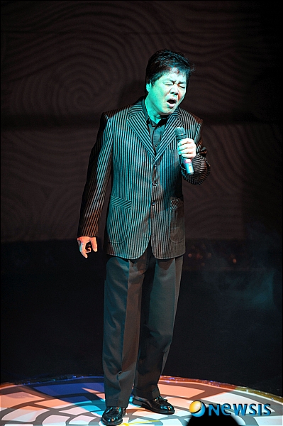 【서울=뉴시스】 27일 오후 서울 서초동 화이트홀에서 어린이재단이 주최하는 '이홍렬의 락락(樂樂) 페스티벌'이 열렸다. 올해로 4회째를 맞은 이번 행사는 연예인 무료공연과 애장품 경매를 통한 행사 수익금은 2005년에는 1억원, 2006년에는 1억 5000만원, 2007년에는 1억 6000만원이 모여 빈곤아동에게 전달됐다. 이날 행사에는 최헌, 럼블피쉬, 박현빈, 솔비, 신효범, 파란, 하찌와 티제이, 부가킹즈, 김세환 등 가수들과 개그맨 조원석, 배우 박준규 등이 참여해 다양한 공연과 경매행사를 진행했다. /노용헌기자 yhro95@newsis.com