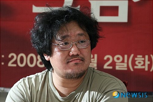 【서울=뉴시스】 2일 오전 서울 광화문 벨라지오 레스토랑에서 환상문학의 전설이라 불리는 이영도 작가의 '드래곤 라자 출간 10주년 기념 & 그림자 자국 출간 기념 기자 간담회'가 열렸다. '드래곤 라자'는 한국 100만, 일본 40만, 대만 30만권이 팔린 베스트셀러로 고등학교 문학 교과서에 등재된 유일한 장르 소설이며 KBS라디오 드라마, 게임, 만화 등으로 제작되어 꾸준히 인기를 모으고 있다. 또한 신작 '그림자 자국'은 특별세트는 예약판매 1000부가 2분여 만에 매진이 되는 기록을 세우며 3년 만에 출간되는 이영도 작가의 신작에 관심이 주목되고 있다. (사진=민음사 제공) /노용헌기자 yhro95@newsis.com