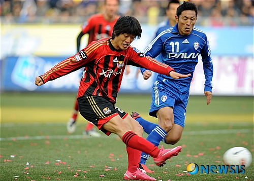 【수원=뉴시스】 7일 오후 수원월드컵경기장에서 열린 2008 K-리그 챔피언결정전 2차전 수원삼성 대 FC서울 경기에서 이청용(서울)이 수원문전에 슈팅을 시도하고 있다. /이동원기자 dwlee@newsis.com