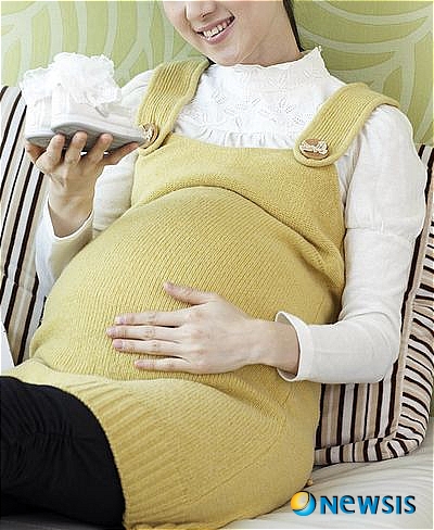 【서울=뉴시스헬스/뉴시스】 임신부는 무거운 몸으로 추운 날씨 때문에 몸을 웅크리고 걷기 때문에 피로가 더해지기 쉽다. 집에 돌아와서 따뜻한 물에 종아리의 반 정도까지 발을 담그는 족욕을 20분 정도 해주는 것이 좋다. <사진=바이엘헬스케어 제공> 임설화 기자 ysh97@newsishealth.com