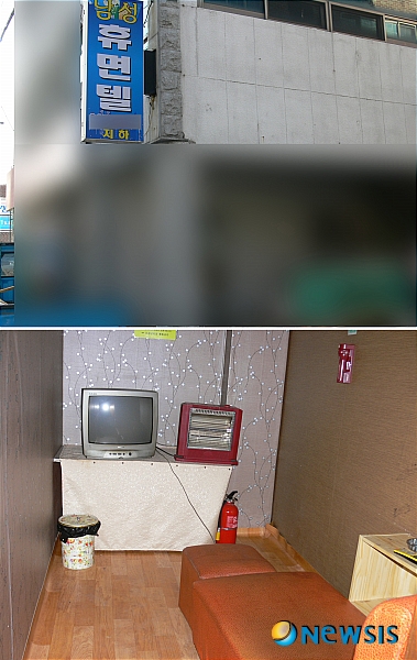 【전주=뉴시스】&nbsp; 16일 오후 전북 전주시 중화산동의 한 전화방의 외부와 내부 모습. 이들 '전화방'과 '남성 휴게텔'은 은밀하고 변태적인 성매매의 온상이 되고 있다. 전화방 내부는 2평 남짓한 쪽방이 10여개 안팎으로 나뉘어져 있고 그 안은 TV와 간이 쇼파, 전화기만이 놓여 있다. /박원기기자 wgpark@newsis.com <관련기사 있음>