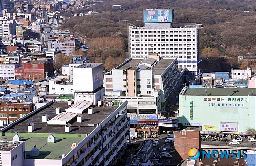 [서울=뉴시스] 전진환 기자= 40여년의 역사를 가진 국내 전자산업의 대명사로 불리는 세운상가가 '세운녹지축조성사업' 으로 녹지공간으로 탈바꿈한다 서울시는 1단계로 현대상가 철거를 시작으로 내년 4월까지 전체면적 3,000㎡의 녹지공간을 조성할 계획이며, 세운 및 청계, 대림상가를 대상으로 한 2단계, 삼풍과 풍진상가 일대의 3단계 녹지축 사업을 2015년까지 끝마칠 계획이다. amin2@newsis.com