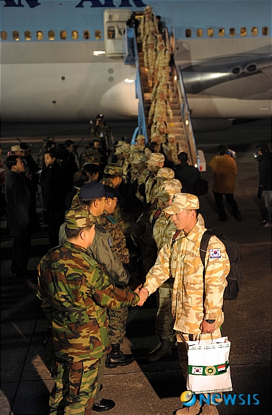 【성남=뉴시스】 19일 성남 서울공항에서 자이툰,다이만 부대 귀국 환영행사가 열린 가운데 귀국장병들이 이상희 국방부장관을 비롯한 관계자들과 악수를 하고 있다. /이광호기자 skitsch@newsis.com