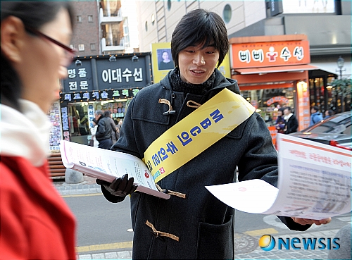 【서울=뉴시스】 27일 오후 서울 이대 앞 거리에서 MBC 한준호 아나운서가 MBC노조파업의 정당성을 알리는 전단지를 시민들에게 나눠주고 있다. 오늘 거리홍보는 명동과 신촌, 대학로 등에서 오상진, 문지애, 나경은, 이정민 등 아나운서 조합원 20여명이 참가했다. /김종현기자 kim-jh@newsis.com