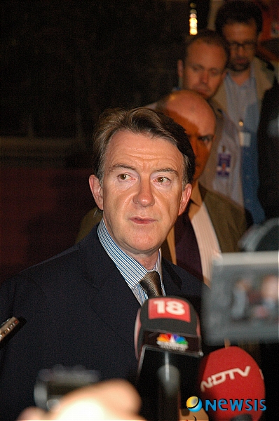 【제네바=신화/뉴시스】 2008년 7월29일 유럽연합(EU) 통상담당 집행위원인 피터 만델슨이 스위스 제네바에서 열렸던 세계무역기구(WTO)의 도하개발어젠다(DDA) 협상에 대한 기자회견을 하고 있다. WTO 30개국 협상 대표들은 지난 7월21일부터 농업과 공산품의 관세에 대한 협상을 마무리 지으려고 했지만, 개발도상국과의 의견 대립으로 격렬됐다. <관련기사 있음>