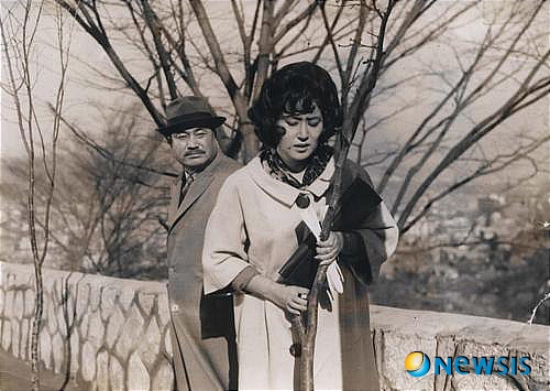 【서울=뉴시스】 새해를 맞아 1월 한 달간 한국영화계 거장으로 많은 영화인과 대중들에게 회자되고 있는 신상옥 감독의 작품 4편을 시리즈로 방영하고 있는 KTV 시네마가 오는 9일 두 번째 시간으로 1963년 개봉작 김승호, 최은희, 김희갑, 조미령, 신영균 주연의 '로맨스 그레이'를 방송한다. (사진=문화체육관광부 제공)/유동일기자 photo@newsis.com