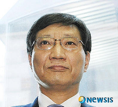 【서울=뉴시스】&nbsp; 장충기 삼성물산 보좌역 겸 브랜드관리위원회 위원장은 1954년생으로 경남 마산 출신이다. 부산고와 서울대 무역학과를 졸업했으며 1978년 삼성물산에 입사했다. 이후 삼성물산 영업팀장과 전략기획팀장을 맡았으며 1994년 삼성 구조조정본부 기획팀, 전략기획실을 거쳤다. /변휘기자 hynews69@newsis.com