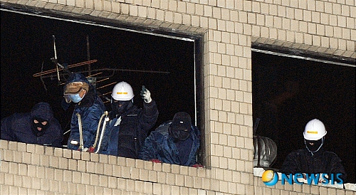 【서울=뉴시스】 19일 밤 서울 용산구 한강로 한강대로 옆 재개발 지역 건물 5층에서 용산 철거민들이 새총과 돌로 무장한 채 생계대책을 요구하며 건물을 점거, 농성을 벌이고 있다. /조수정기자 chocrystal@newsis.com