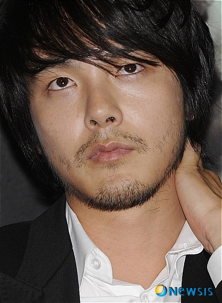 【서울=뉴시스】&nbsp; 28일 오후 삼성동 메가박스 코엑스점에서 열린 영화 '작전'(제작-영화사 비단길, 감독-이호재) 언론시사회에 참석한 박용하가 진지한 모습으로 이야기를 듣고 있다. /김종현기자 kim-jh@newsis.com