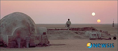 【대전=뉴시스】 영화 '스타워즈'의 타투인(Tatooine) 행성에서 두개의 태양이 지는 석양으로 눈길을 끌었던 쌍성이 세계 최초로 발견됐다. 한국천문연구원(원장 박석재·천문연)은 두 개의 별로 이루어진 쌍성 주위를 공전하는 외계행성계를 최초로 발견했다고 5일 밝혔다. 영화 스타워즈 속의 쌍성 모습. (사진=한국천문연구원 제공)/박병립기자 bartongs@newsis.com <관련기사 있음>